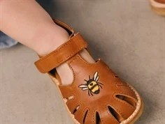 Angulus sandal brun med bi broderi